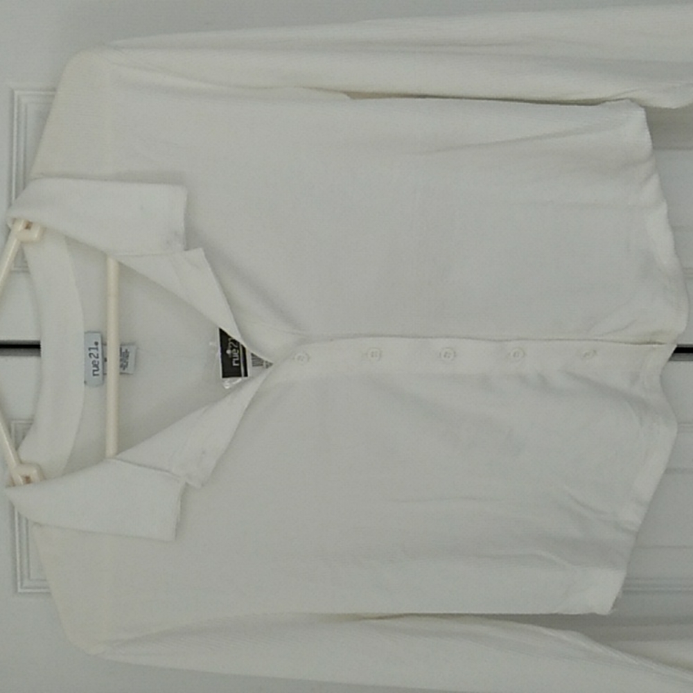 💕🌺 Adorable White Button Down Crop